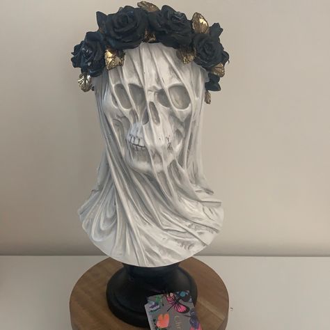 Halloween Christian Lacroix Light Up Veiled Maiden Skull. Brand New. Measures 14" Inches Tall. Requires Batteries 3 Aaa ( Not Included) Beautiful Halloween Decor, Light Gothic Decor, Gothic Tall Crown For Festivals, Gothic Wedding Veil Headpieces, Veiled Maiden, Gothic Veil Crown, Spooky Lifestyle, Gothic Wedding Crown Veil, Halloween Christian