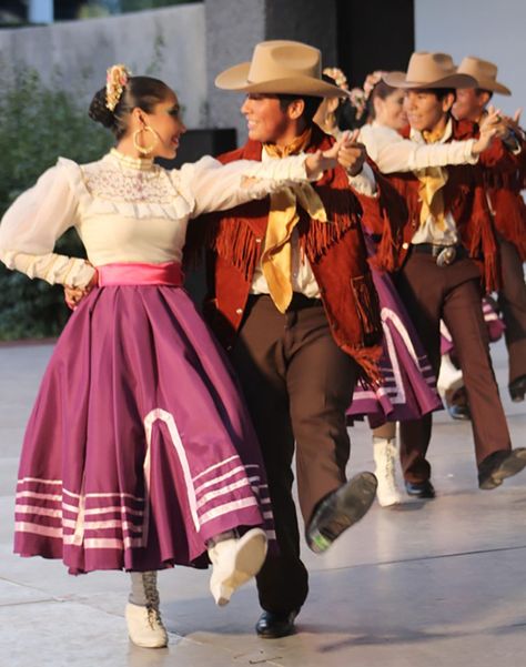 ¡Qué derroche con el traje típico de Nuevo León! ¡Arriba el norte! - Más México Folklorico Dresses, Chihuahua Dress, Folkloric Dress, Traditional Mexican Dress, Ballet Folklorico, Dance Photo Shoot, Champagne Evening Dress, Mexican Fashion, Clothing Guide