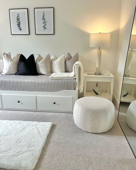 𝚁𝚎𝚏𝚕𝚎𝚌𝚝𝚒𝚘𝚗𝚜.. It’s amazing how a mirror, big or small can totally transform a space. This was a plain white wall that has been opened… | Instagram Nursery Guest Room Combo, Spare Room Office, Guest Bedroom Home Office, Nursery Guest Room, Daybed Room, Small Guest Bedroom, White Room Decor, Luxury Room Bedroom, Leaner Mirror