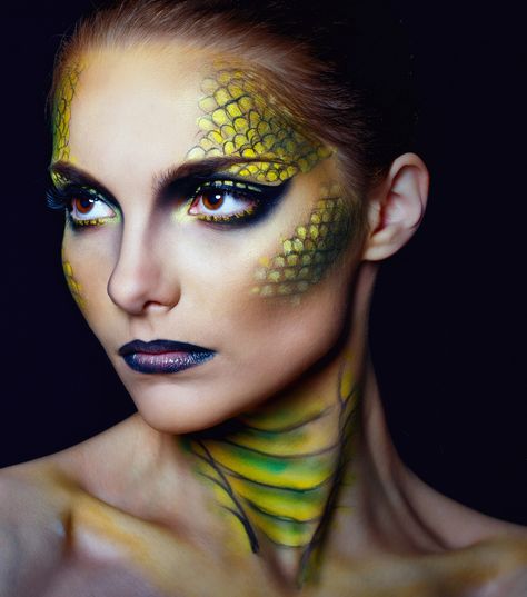 Green Snake Makeup Looks, Snake Scales Makeup, Dragon Costume Women Makeup, Dragon Cosplay Makeup, Dragon Scale Makeup, Dinosaur Makeup Women, Dragon Halloween Makeup, Chameleon Makeup, Snake Makeup Look