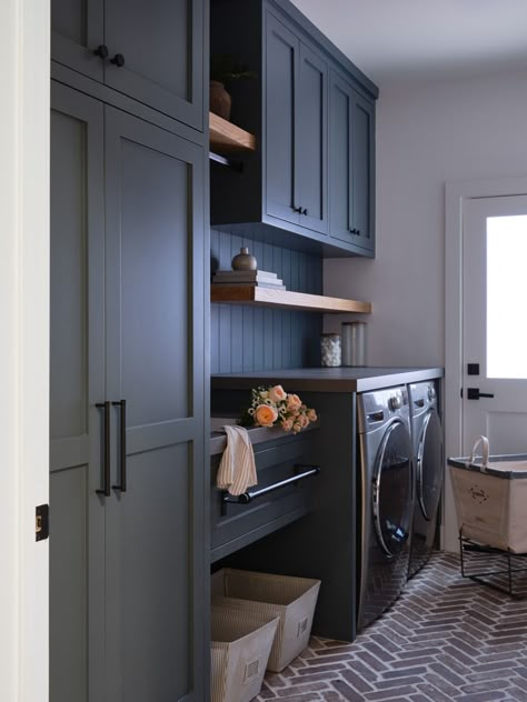 Becki Owens Laundry Room, Modern Small Laundry Room Ideas, Black And Wood Laundry Room, Modern Rustic Laundry Room, Black Cabinets Laundry Room, Modern Industrial Laundry Room, Black Laundry Room Cabinets, Narrow Laundry Room Layout, Laundry And Mud Room Combo