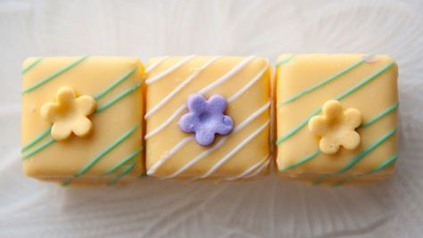 Adorable! How to make lemon petit fours recipe Petit Four Recipes, Petite Fours, British Desserts, Flowers Images, Easter Flowers, Mini Cookies, Little Cakes, Small Cake, Cake Frosting