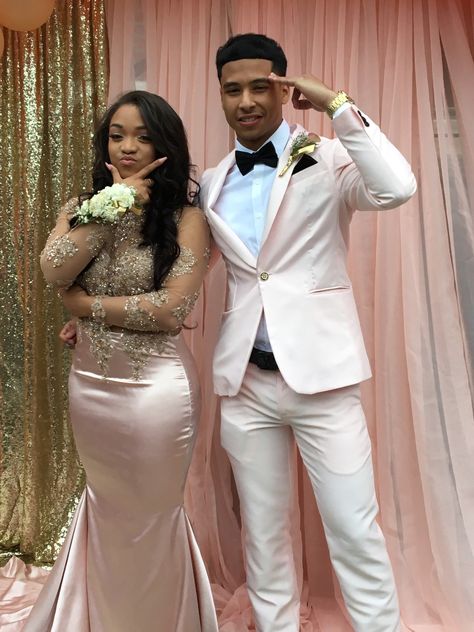 Pink Tuxedo Men Prom, Pink Prom Tuxedo, Rose Gold Prom Couple, Pink Prom Suits For Men, Light Pink Prom Couple, Pink Prom Couple Outfit, Prom Couples Outfits Matching, Prom Couples Pink, Twins Quinceanera