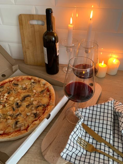 Vogue Food, Lunch Aesthetic, Valentines Date Night, Wine And Pizza, New York Style Pizza, Wine Night, Pizza Night, Wine Cheese, Food Goals