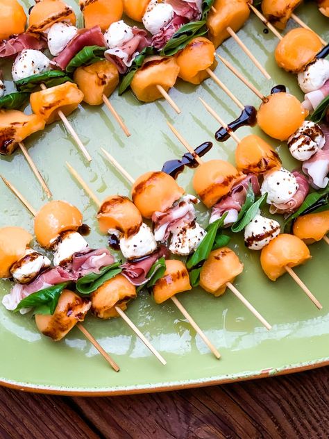 Melon Skewers, Cantaloupe Prosciutto, Proscuitto Appetizers, Prosciutto Skewers, Prosciutto Appetizer, Best Appetizers Ever, Cantaloupe Recipes, Best Appetizer, Skewer Appetizers