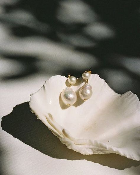 Pearls Photography, Jewellery Photography Inspiration, Jewelry Product Shots, Creative Jewelry Photography, Jewelry Photography Styling, Jewelry Photoshoot, Gold Aesthetic, Jewelry Photography, Creative Jewelry