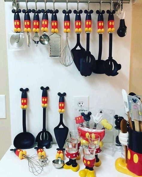 Disney Home Kitchen, Cozinha Do Mickey Mouse, Disney House Ideas, Mickey Mouse Room, Mickey Mouse House, Disney Kitchen Decor, Mickey Kitchen, Mickey Mouse Kitchen, Deco Disney