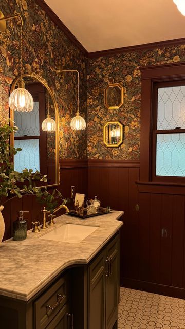 Tudor Revival Bathroom, Moody Room Wallpaper, Cosy Small Bathroom Ideas, Tudor Homes Interior Design, Antique Small Bathroom, Moody Burgundy Bathroom, 90s Traditional Home, Vintage Apartment Aesthetic Bathroom, Cute Cottage Bathroom