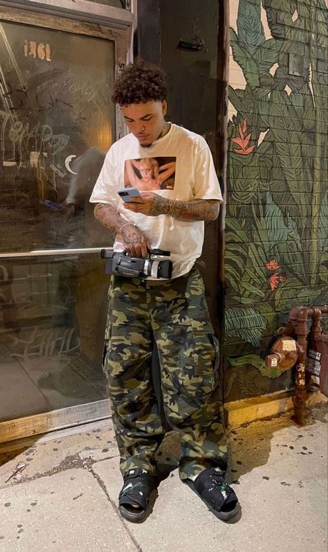 Camo Pants Outfit Men, Camo Cargo Pants Outfit, Streetwear Outfit Men, Cargo Pants Camo, Shirt Ootd, Camo Pants Outfit, Swag Era, Streetwear Inspiration, Guy Fits