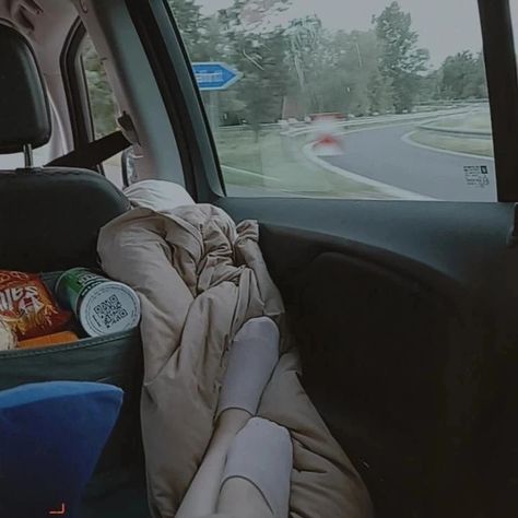 Car Set Up For Road Trip Back Seat, Road Trip Back Seat Set Up, Roadtrip Aesthetic, Car Back Seat Aesthetic, Living In Car, Oregon Trip, Trip Photos, Apps For Teens, Car Trip