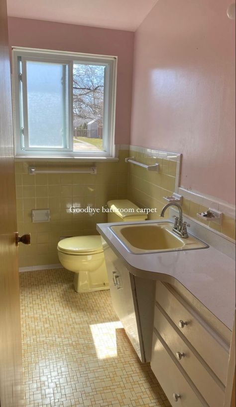 Vintage House Bathroom, Nostalgic Bathroom, 50s Home Aesthetic, Yellow And Pink Bathroom, 40s Interior Design, Normal Bathroom, Colorful Grout, Yellow Aesthetic Bathroom, Early 2000s Bathroom