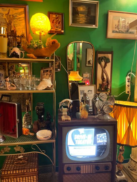 Green 70s Living Room, 80s Green Aesthetic, 70s Bohemian Aesthetic, 70 Home Decor Interior Design, Green 70s Bedroom, Room Inspo 70s, 70s Room Inspiration, 70s Green Aesthetic, Blue 70s Aesthetic