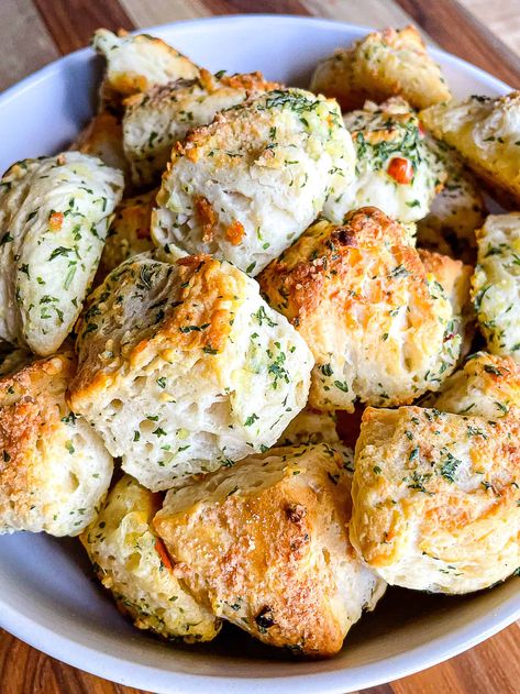 Garlic Butter Biscuit Bites - Cook Fast, Eat Well Garlic Bread Bites, Biscuit Cinnamon Rolls, Biscuit Bites, Bread Bites, Canned Biscuit, Butter Biscuit, Chicken Cornbread, Homemade Garlic Bread, Cut Recipe