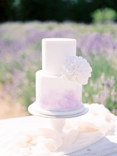 White And Lilac Wedding Cake, Pastel Purple Wedding Cake, Wedding Cake Lavender, Lilac Wedding Cake, Wedding Cakes Lilac, Gold Cakes, Confirmation Cake, Lavender Wedding Cake, Watercolor Wedding Cake