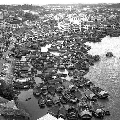 1958 - AERIAL VIEW SHOWING A CONCENTRATION OF TONGKANG AND SAMPANS ALONG SINGAPORE RIVER Old Singapore, Singapore River, Singapore Photos, Old Port, Old Images, Aerial View, Old Photos, City Photo, Singapore