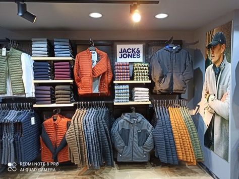 Boutique Display Ideas, Denim Display, Merchandising Ideas, Clothing Store Displays, Retail Store Interior Design, Clothing Store Design, Store Design Boutique, Retail Store Interior, Boutique Display