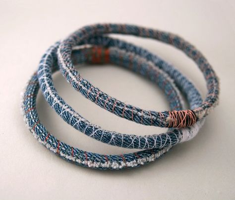 Bracelets Denim Bracelets, Artisanats Denim, Denim Bracelet, Blue Jeans Crafts, Fabric Bracelets, Denim Jewelry, Denim Ideas, Bangles Making, Upcycle Jeans