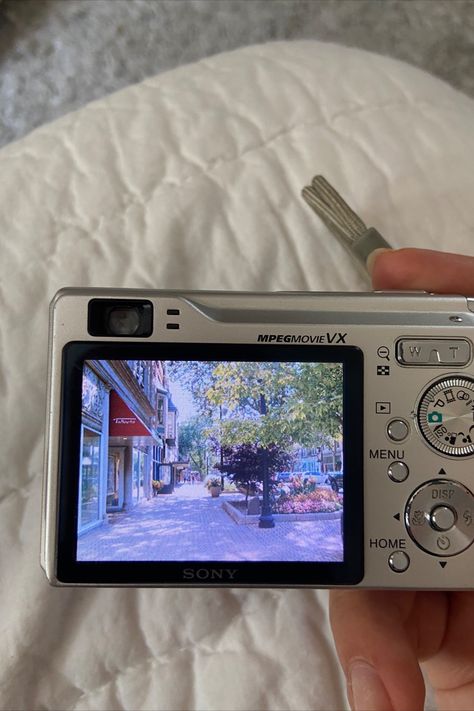 Sony Cybershot Camera Aesthetic, Vintage Camera Photos, Sony Cybershot Camera, Cheap Digital Camera, Vintage Digital Camera, Digital Camera Photos, Cheap Camera, Digital Camera Tips, Sony Digital Camera