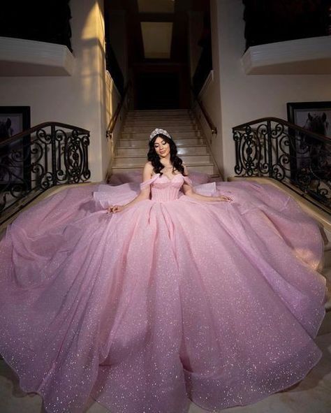 Pink Xv Dresses, Xv Dresses Pink, Moda 2000 Quinceanera Dresses, Light Pink Quinceanera Dresses, Ideas De 15, Quince Photoshoot, Xv Dresses, Quinceanera Pink, Quinceanera Photoshoot