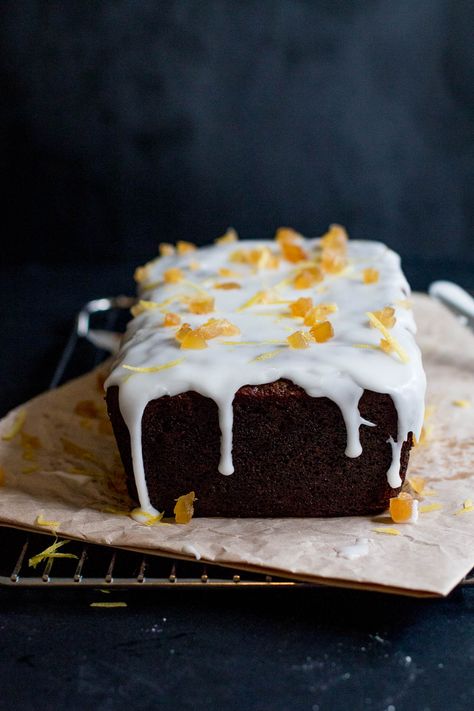 Fresh ginger, molasses & apple loaf cake - dark, warmly spiced with fresh ginger and not too sweet, studded with tender apple & topped with a lemon glaze. Apple Molasses, Apple Loaf Cake, Ginger Loaf, Apple Loaf, Lumberjack Cake, Carrot Cake Loaf, Ginger Molasses, Sweet Carrot, Drizzle Cake