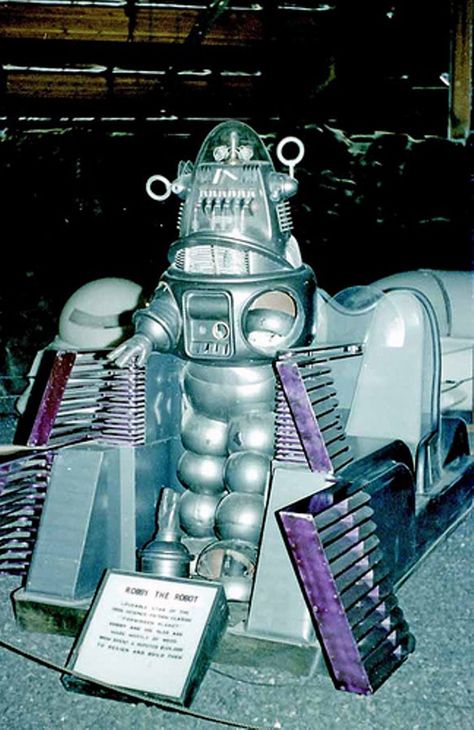 Robbie the Robot from Forbidden Planet at Movie World / Cars of the Stars/Planes of Fame. Treasure Planet Robot, Forbidden Planet 1956, Robby The Robot, Star Wars Astromech Droid, Fender Robots Movie, Classic Sci Fi Movies, Robot Monster 1953, Pulp Science Fiction, Forbidden Planet