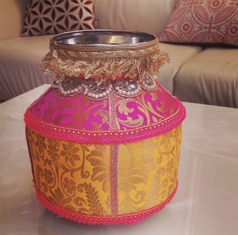 Kalash Decoration Ideas, Pot Decoration Ideas, Kalash Decoration, Banarasi Fabric, Thali Decoration Ideas, Thali Decoration, Janmashtami Decoration, Wedding Gift Pack, Bridal Gift Wrapping Ideas