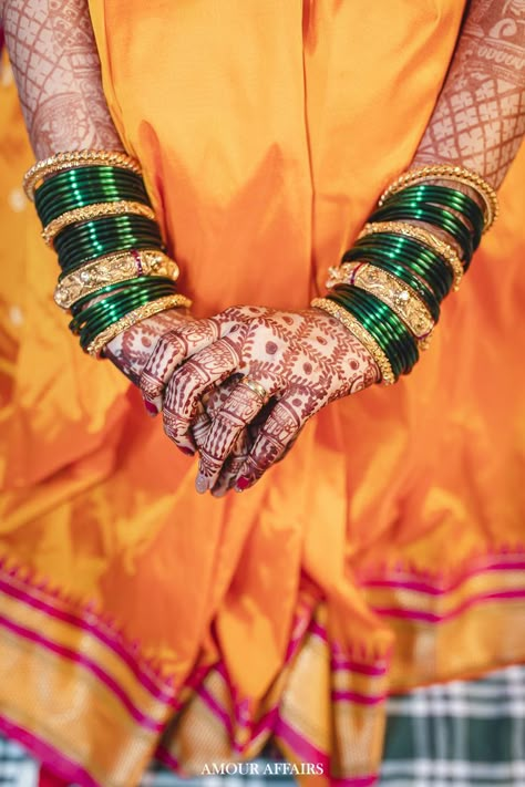 Bangles For Marriage, Bangles Setting Ideas, Marathi Bangles, Bangle Ceremony Poses, Bride Bangles Indian Bridal, Wedding Bangles Brides, Green Bangles Maharashtrian, Bangle Photoshoot, Maharashtrian Bangles