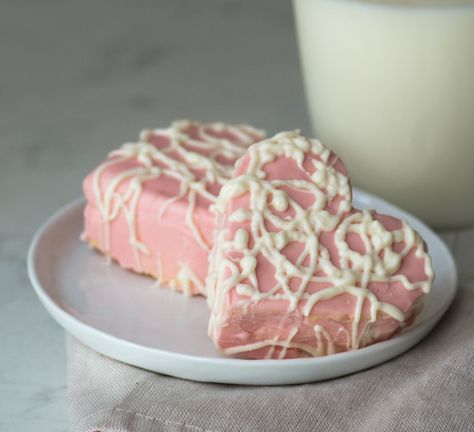 Little Debbie Heart Cakes, Heart Cake Recipes, Sandwich Cream, Snack Cakes, Bakery Foods, Food Education, Little Debbie, Heart Cakes, Melting White Chocolate