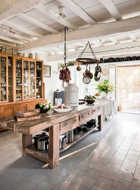 Luis Laplace's Inspired Château in Southern France Luis Laplace, Farm Aesthetic, Unfitted Kitchen, Casa Cook, Kitchen Things, Cabin Kitchens, Cottage Kitchens, French Country Kitchen, Southern France