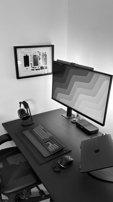 B&W Home Office Setup Desk Setup Black, Setup Minimalista, Black And White Setup, Best Pc Setup, Framing Inspiration, Computer Desk Organization, Adjustable Computer Desk, Small Computer Desk, Computer Desk Setup