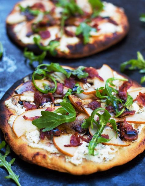 Flatbread With Goat Cheese, Arugula Pizza Recipes, Cheese Flatbread Pizza, Goat Cheese Pizza Recipes, Goat Cheese Flatbread, Flatbread Toppings, Pizza Variety, Pear Pizza, Goats Cheese Flatbread