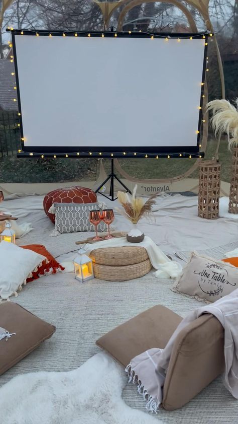 Boho Movie Night Birthday Party, Cinema Exterior, Outdoor Movie Night Birthday Party, String Bulb Lights, Things To Do For Summer, Dholki Decor, Diy Backyard Movie Night, Diy Backyard Movie, Birthday Movie Night