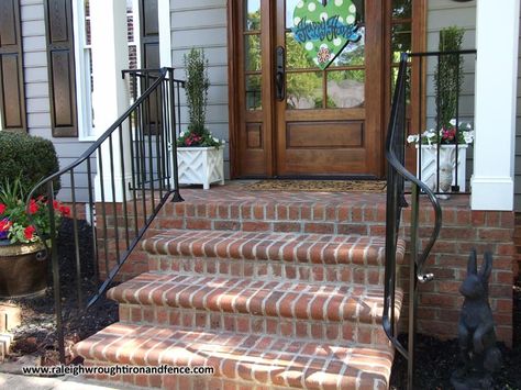 Wrought Iron Handrail Exterior Front Steps, Brick Front Steps With Railing, Brick Porch Railing Ideas, Wrought Iron Porch Railings Front Steps, Porch Step Railing Ideas, Iron Porch Railing Ideas, Exterior Railing Ideas, Railing Exterior, Porch Step Railing