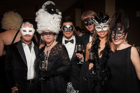 Black & White Masquerade Party Stunning! http://www.mybigdaycompany.com/new-years-eve.html New Years Eve Masquerade Party Ideas, Masquerade Nye Party, Christmas Party Ideas Black People, Black Eye Mask Masquerade Party, Black And White Masquerade Ball, New Year’s Eve Masquerade, Mascarade Party Outfit, Christmas Masquerade Party, Masquerade Attire