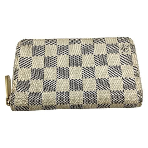 LOUIS VUITTON Damier Azur Zippy Compact Wallet Purse Round Zipper N60029 Azur Item Description [Product name] Used LOUIS VUITTON Damier Azur Zipper Compact Wallet N60029 Azur This product is listed by Nandemo Recycle Big Bang Obihiro Berlindai Store . We do not answer questions through the question section, so if you have any questions about the product, please contact the store by phone. Please let us know Nandemo Recycle Big Bang Rakuma Store Listing and Store Product Code . Phone number: 0155 41 3196 [In store product code] 1001103698131 [Manufacturer] LOUIS VUITTON [Model number] N60029 [Serial number] MI3 [Target] Women [Material] Damier Azur canvas [Color] Azur [Size] W approx. 16.5cm x H approx. 10cm x D approx. 2cm [Opening and closing] Zipper [Bill compartment] 1 [Coin purse] 1 [C