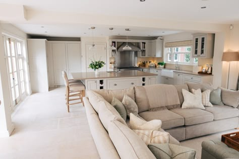 Traditional Kitchen/Diner/Lounge - Stratford Upon Avon — Field & Co. Interior Design Random Decor, House Aesthetics, Open Living Room Design, Open Plan Kitchen Dining Living, Kitchen Goals, Open Plan Kitchen Diner, Retirement House, Kitchen Styles, Open Plan Kitchen Dining