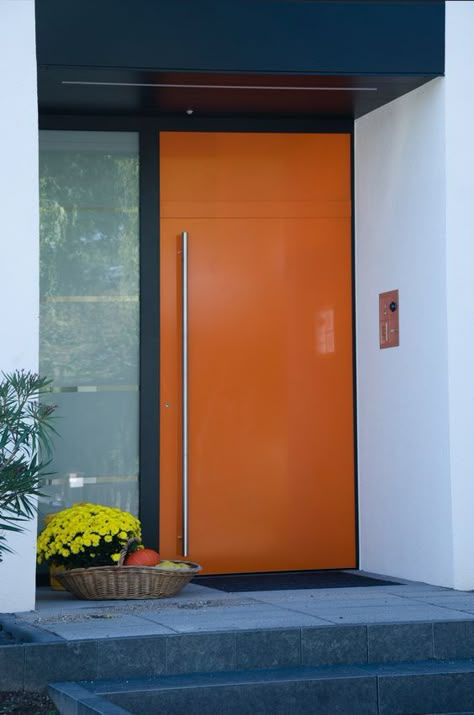 Big Houses Exterior, Mid Century Modern Door, Exterior House Doors, Aluminium Front Door, Orange Front Doors, Exterior Door Colors, Baden Powell, 70s House, Orange Door