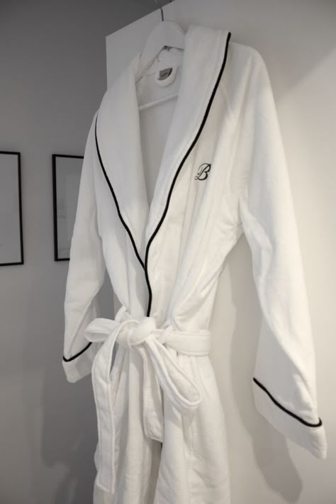 Bath Robe White, White Bath Robe Aesthetic, White Bathrobe Aesthetic, Bathroom Robe Aesthetic, Hotel Robe Aesthetic, White Robe Aesthetic, Bath Robe Aesthetic, Bathrobe Aesthetic, Estate Cottage