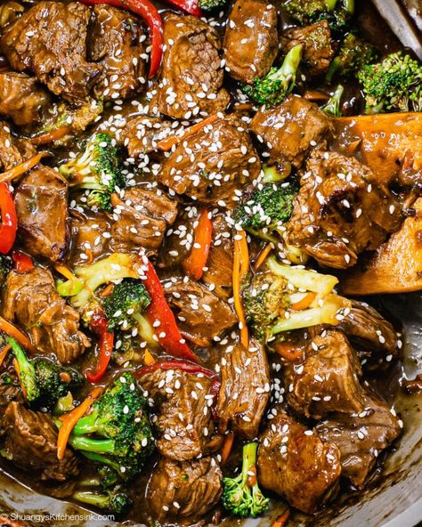 This is legit the best beef and broccoli stir fry recipe. The juicy flank steak, and fresh broccoli florets are tossed in a sticky and flavorful stir fry sauce. This is the perfect weeknight dinner recipe that can be made in under 30 minutes. It is also a great meal prep recipe that are freezer friendly. This beef and broccoli stir fry recipe will blow your mind! It is the MOST popular recipe in this SKS community. Give it a try and let me know what you think in the comment below! Best Beef And Broccoli, Best Stir Fry Recipe, Beef Broccoli Stir Fry, Kinds Of Steak, Steak And Broccoli, Mushroom Broccoli, Beef Flank Steak, Soy Free Vegan, Beef And Broccoli