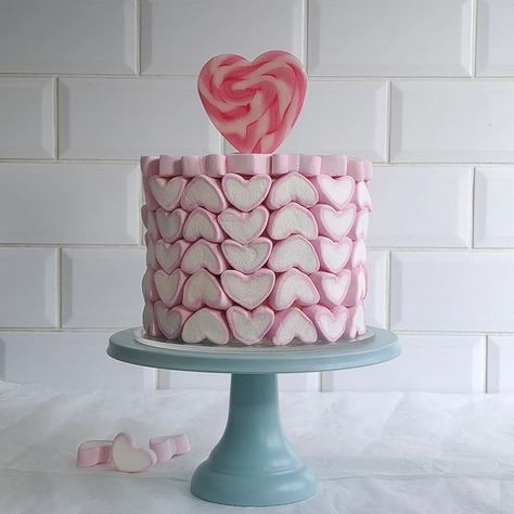 Marshmallow Cake Design, Cake With Marshmallows Decoration, Marshmallow Meringue, Valentines Party Food, Marshmallow Cake, Valentines Day Special, Penguin Cakes, Valentines Weekend, Smores Cake