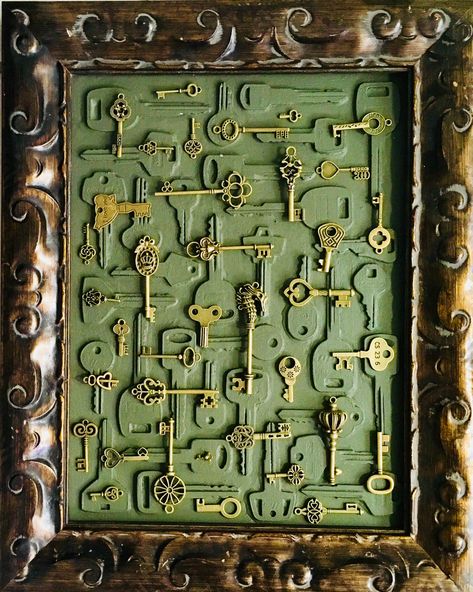 Diy Key Projects, Old Key Crafts, Steampunk Diy Crafts, Assemblage Art Collage, Key Decor, Key Crafts, Picture Frame Crafts, Steampunk Crafts, Key Art