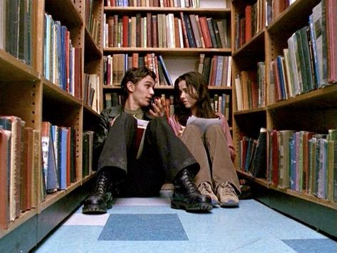 Freaks and Geeks, 1x05, "Tests and Breasts," aired 6 Nov. 1999. Daniel Desario (James Franco) & Lindsay Weir (Linda Cardellini). Daniel: "Damn. It's weird you can do this in your head. Like a brainiac or something."﻿ Lindsay: "Thanks." Daniel: "Man, I cannot wait to see Kowchevski's face when he hands this back to me. It's gonna blow his mind." Lindsay: "Yeah, but, Daniel, this isn't over, right? I'm gonna tutor you and you won't have to steal any more tests." Ja I Ty, Ty A Ja, John Bender, Vintage Foto's, Freaks And Geeks, Septième Art, James Franco, The Love Club, Good Old Days