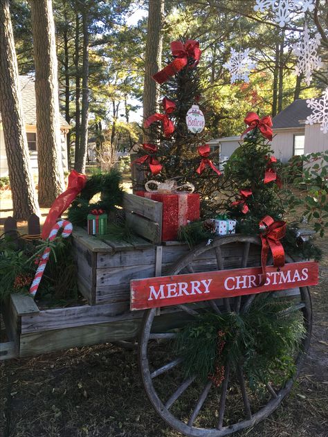 Old Christmas Wagon Christmas Wagon, Wagon Ideas, Pallet Wood Christmas, Outdoor Christmas Diy, Photo Backdrop Christmas, Diy Cabin, Wooden Wagon, Christmas Farm, Cabin Christmas