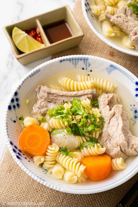 This Vietnamese Macaroni Soup with Pork Ribs (Sup Nui Suon Heo) is light yet filling. It is great for breakfast as well as lunch. Vietnamese Breakfast, Hangover Soup, Soup With Pork, Chicken Soup Recipes Homemade, Vietnamese Soup, Macaroni Soup, Asian Noodle Recipes, Pork Soup, Viet Food