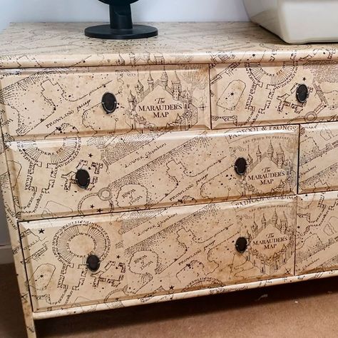 Harry Potter Painted Furniture, Harry Potter Chest Of Drawers, Harry Potter Dresser Diy, Harry Potter Furniture Ideas, Chest Of Drawers Makeover Diy, Harry Potter Picture Wall, Indy Room, Harry Potter Dresser, Harry Potter Furniture