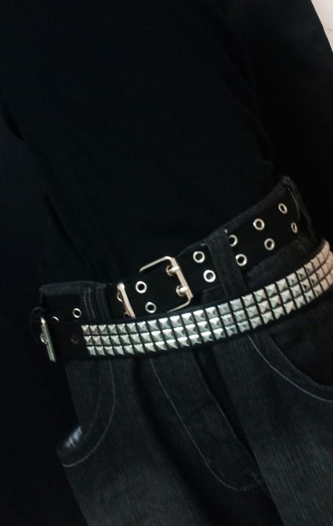 Punk Belt Men, 2 Belts Outfit, Layering Belts Y2k, Layered Belts Outfit, Studded Belt Outfit, Black Metal Fashion, 2000 Aesthetic, Punk Belt, Belt Y2k