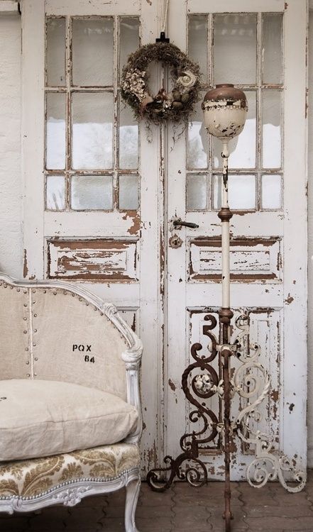 Build an ark! Baños Shabby Chic, Cocina Shabby Chic, Kitchen Apartment, Vibeke Design, Decoration Shabby, Vintage Doors, Shabby Chic Bathroom, Shabby Chic Bedrooms, Chic Bathrooms