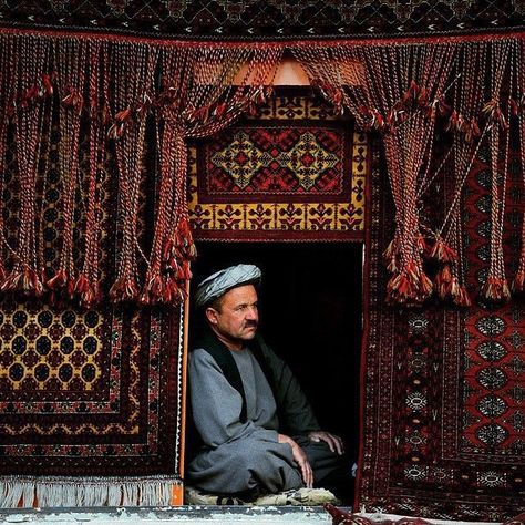 Afghanistan Clothes, Pashtun People, Travel Countries, Afghanistan Culture, Afghan Culture, Afghan Carpet, Asian Textiles, Persian Culture, Beauty Clothes