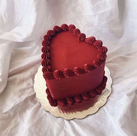 Lambeth Cakes, Simple Birthday Cake Designs, Diy Cakes, Heart Birthday Cake, Red Birthday Cakes, 17 Birthday Cake, Heart Wedding Cakes, Vintage Birthday Cakes, Boyfriend Anniversary