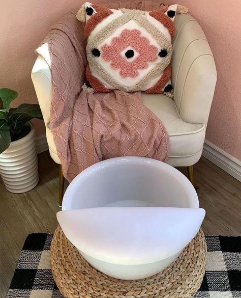 Unwind with a cozy pedicure experience✨💅

Create the perfect comfortable setup for a little pampering escape easily with our Resin Frost Pedicure Bowl, and add our soft Padded Footrest for pure comfort and a charming Banana Leaf Stool with a touch of nature 🌿
Get inspired by this pedicure station by @nailsbyme.tasha 🤍💖

#saloninspo #salondesign #nailsaloninspo  #pedicurebowls #nailspa #pedicurebowl #nailsalon #nailbar #spaspace #pedicureinspo #footrest #spadecor #nailtechlife #nailstudio Diy Pedicure Station, Pedi Station, Pedicure Bowls, Pedicure Station, Home Setup, Diy Pedicure, Pedicure At Home, Spa Decor, Spa Design